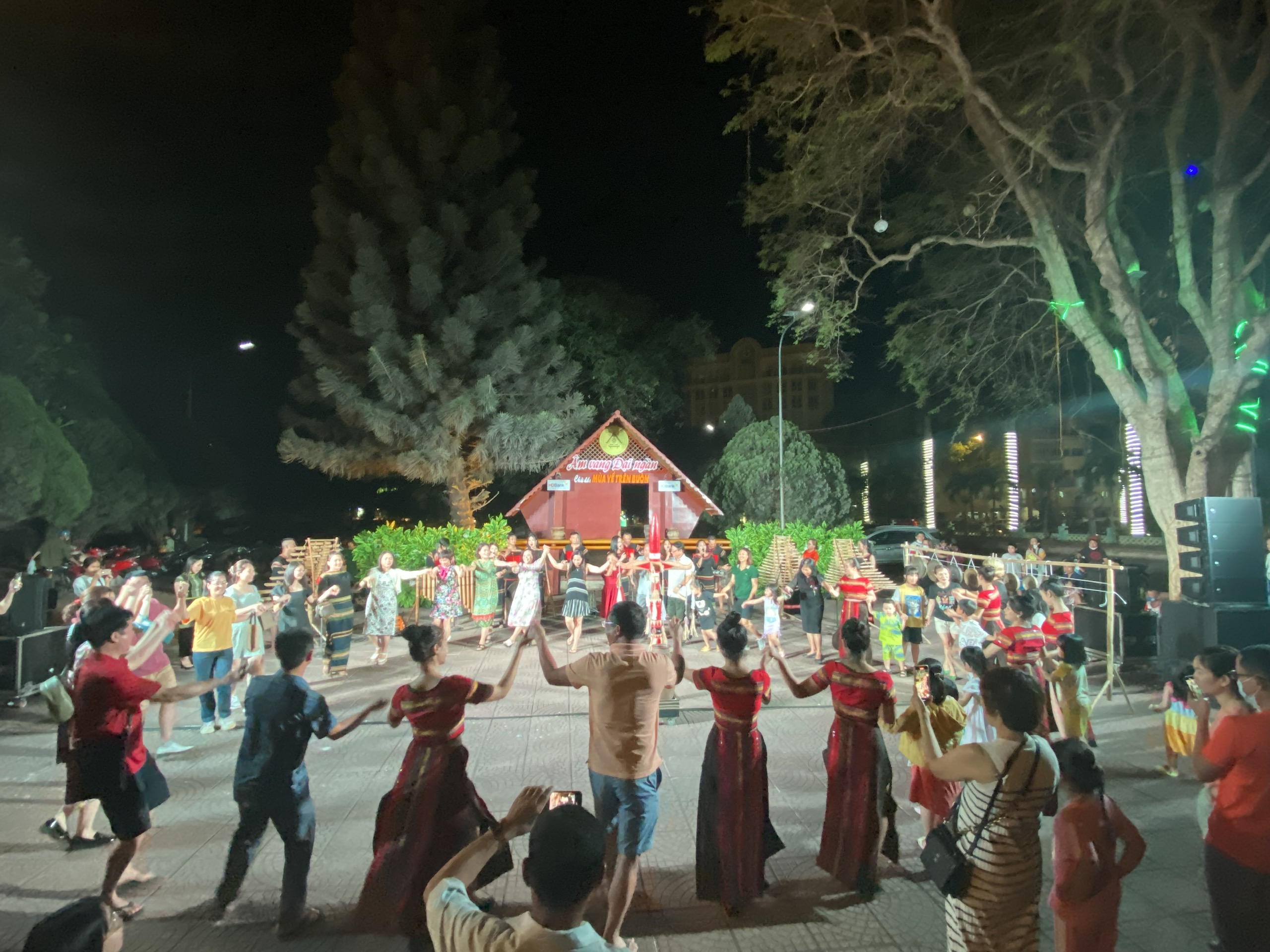 CHƯƠNG TRÌNH BIỂU DIỄN VĂN HÓA CỒNG CHIÊNG "ÂM VANG ĐẠI NGÀN" PHỤC VỤ NHÂN DÂN VÀ DU KHÁCH